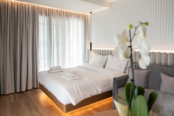 Deluxe Double Room | In-room safe, desk, laptop workspace, blackout drapes - Volos Inn Hotel (Volos)