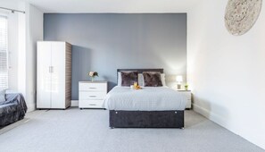 5 chambres, fer et planche à repasser, Wi-Fi, draps fournis