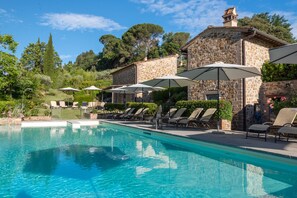 Piscine extérieure (ouverte en saison), parasols de plage
