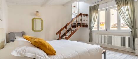 1 slaapkamer, een strijkplank/strijkijzer, gratis wifi, beddengoed