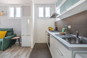 Kühlschrank, Ofen, Herdplatte, Wasserkocher mit Kaffee-/Teezubehör