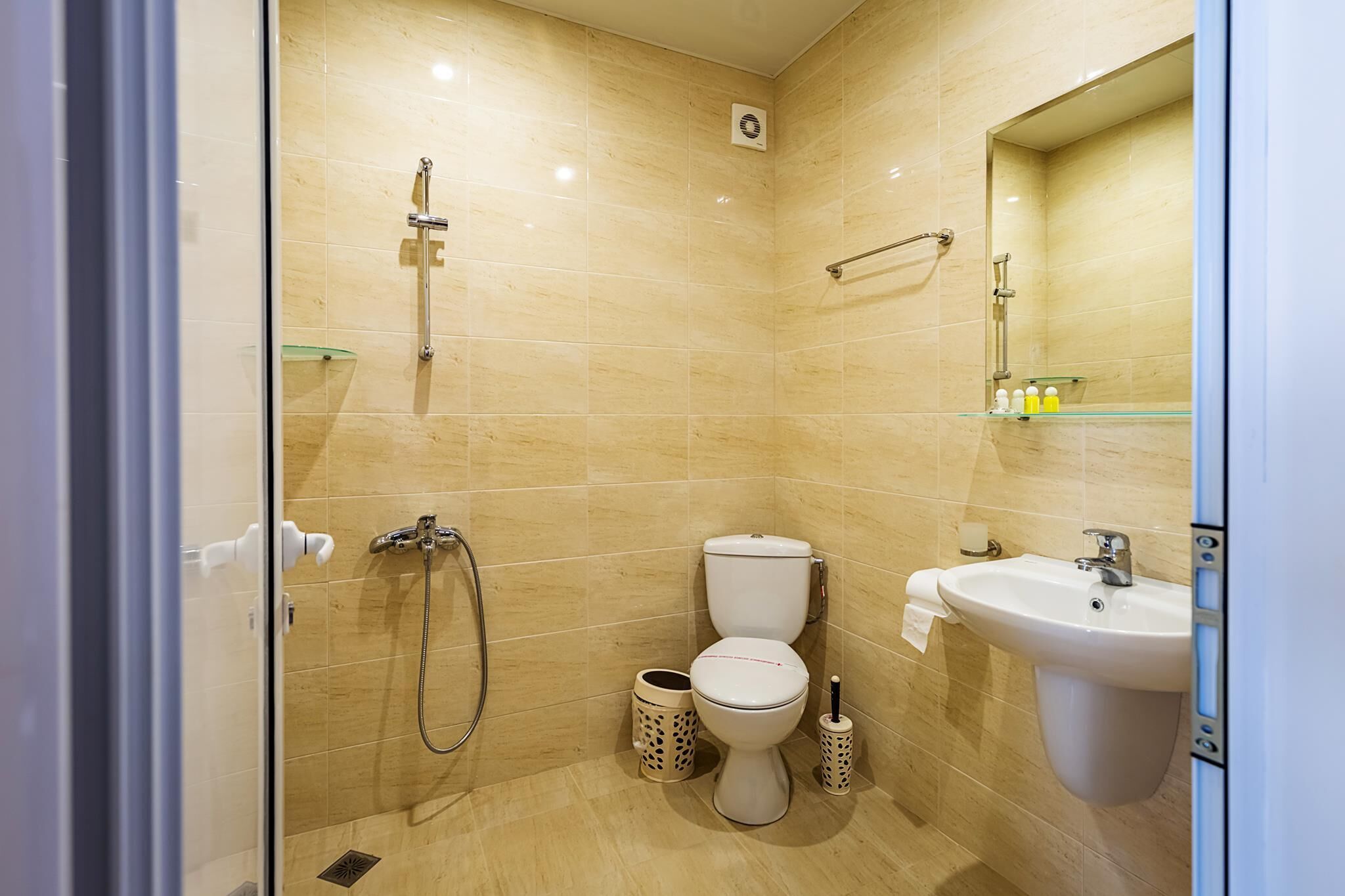 Un baño moderno con inodoro, bidé y lavamanos.