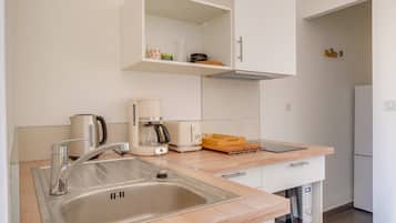 Een koelkast, een microgolfoven, een koffiezetapparaat/waterkoker