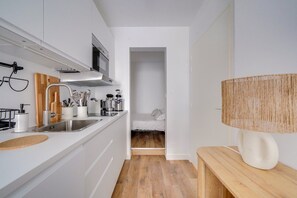 Frigorifero, microonde, lavastoviglie, macchina per tè/caffè