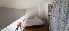 2 bedrooms, desk, iron/ironing board, WiFi