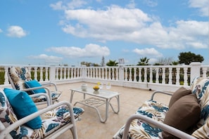 A terrace with outdoor furniture, a table, and a view of the sky and distant landscape. - Fidalsa Divine Hiding (Algorfa)