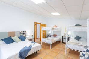 A room with bunk beds, a desk with a chair, and a bedside table with a lamp. - Fidalsa Divine Hiding (Algorfa)