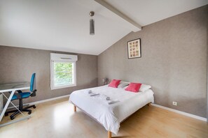 3 slaapkamers, een bureau, een strijkplank/strijkijzer, internet