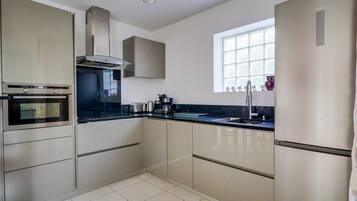 Een koelkast, een microgolfoven, een oven, een vaatwasser