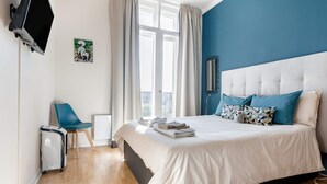 1 dormitorio, tabla de planchar con plancha, Internet y ropa de cama