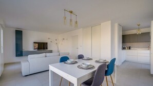 Un comedor moderno con una mesa blanca, sillas azules y un diseño minimalista.