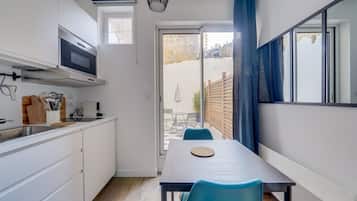 Réfrigérateur, micro-ondes, cafetiÚre/bouilloire, grille-pain