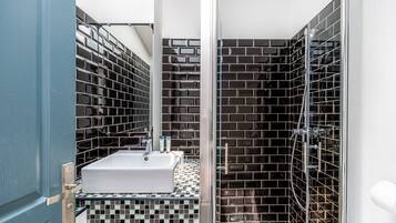 Dusche, Haartrockner, HandtĂŒcher