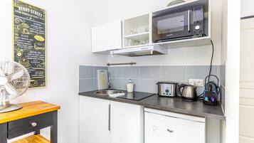 Fridge, microwave, coffee/tea maker, toaster