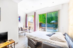 Tabla de planchar con plancha, wifi y ropa de cama 