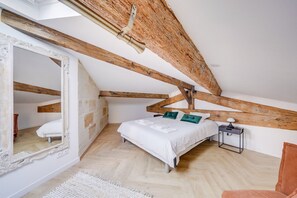 1 bedroom, desk, iron/ironing board, WiFi