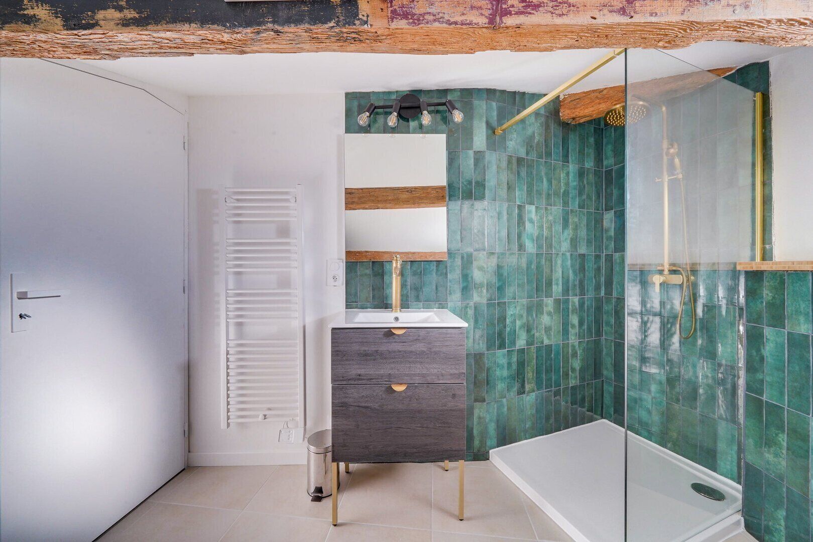 Een douche, een haardroger, handdoeken