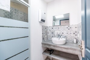 Een douche, een haardroger, handdoeken