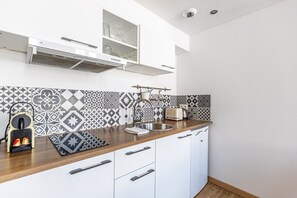 Kylskåp, mikrovågsugn, kaffe- och tebryggare och brödrost