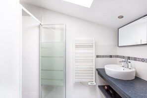 Douche, séchoir à cheveux, serviettes fournies