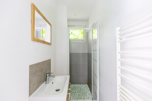 Shower, hair dryer, towels - Beautiful apartment Bordeaux center (Bordeaux)