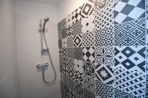 Douche, sèche-cheveux, serviettes fournies