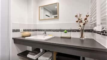 Een douche, een haardroger, handdoeken