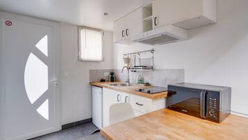 Een koelkast, een microgolfoven, een koffiezetapparaat/waterkoker