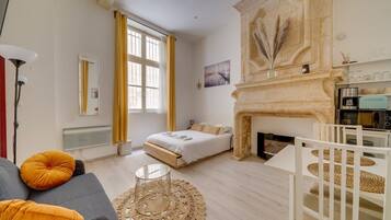 Televisión y chimenea