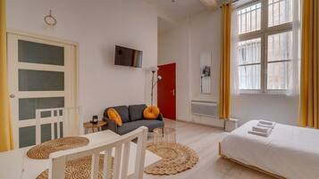 Tabla de planchar con plancha, wifi y ropa de cama