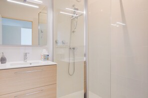 Dusche, Haartrockner, Handtücher