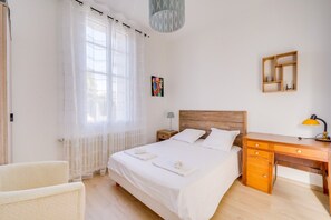 2 bedrooms, desk, iron/ironing board, internet
