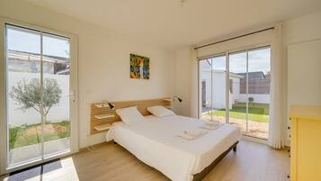 2 slaapkamers, een bureau, een strijkplank/strijkijzer, internet