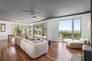 تلفزيون، مدفأة، مكتب