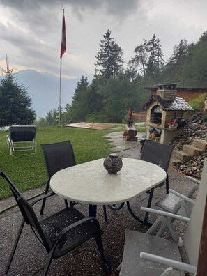 Outdoor dining - Chalet Familial de 1895 Tout Confort Avec une vue Magnifique (Crans-Montana)