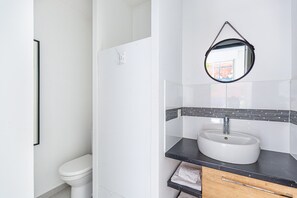 Een douche, een haardroger, handdoeken