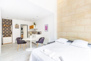 Tabla de planchar con plancha, wifi y ropa de cama 