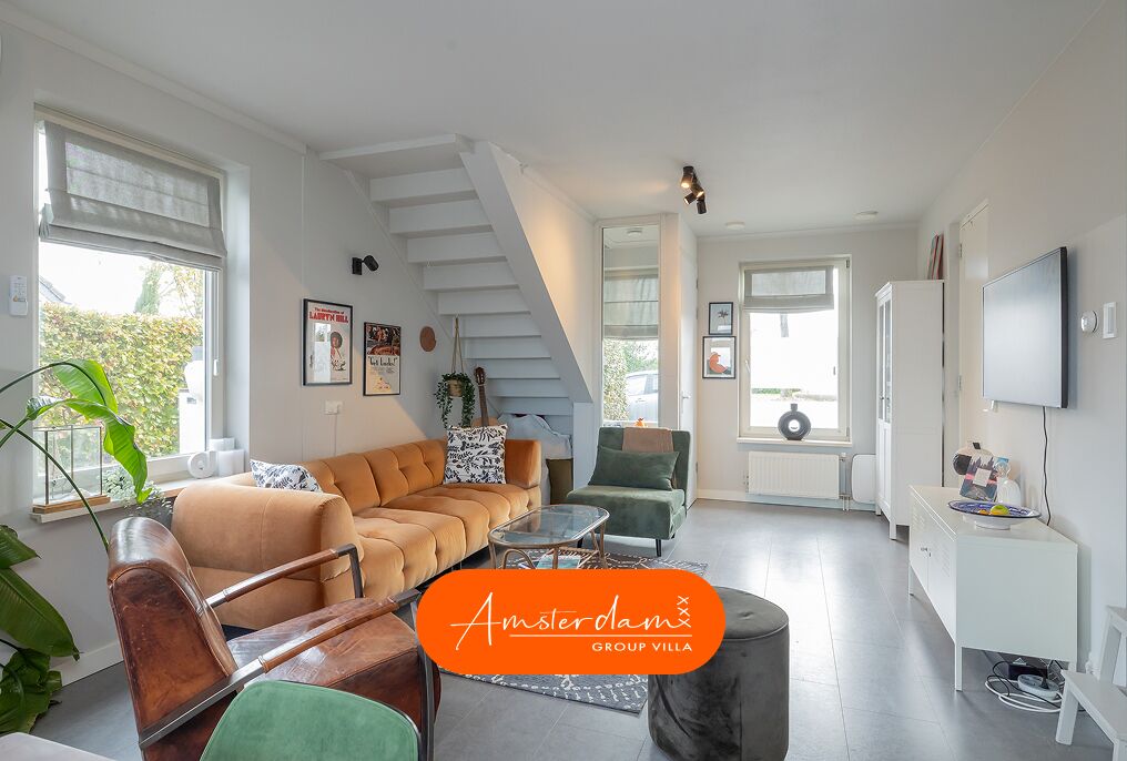 Smart-TV, peis, DVD-spiller og bøker