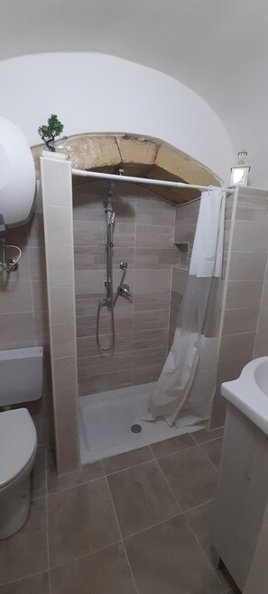 Superior suite | Badkamer | Gratis toiletartikelen, een haardroger, een bidet, handdoeken