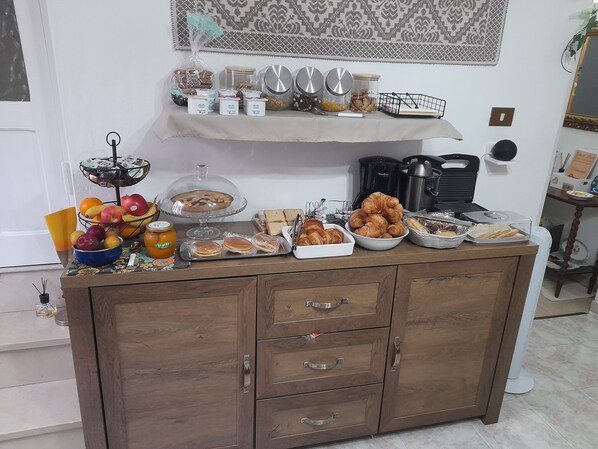 Buffet déjeuner gratuit tous les jours