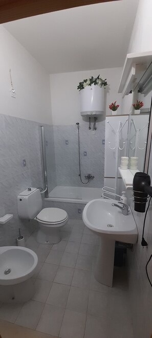 Comfort Room | Bathroom | Free toiletries, hair dryer, slippers, bidet - I Cappuccini B&B (Sorso)