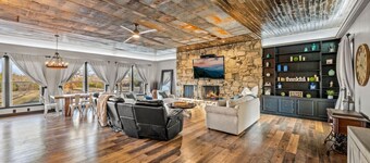 The Farmhouse: Quiet 3BR Farmhouse w/Firepit | Huge Yard+Privacy