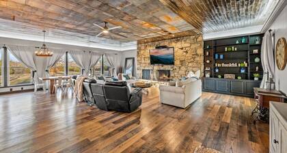 The Farmhouse: Quiet 3BR Farmhouse w/Firepit | Huge Yard+Privacy