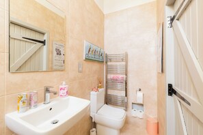 Hair dryer, towels, soap, shampoo - Piglet Cottage Cotswolds  (Pebworth)