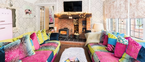 Smart-tv, een open haard en boeken