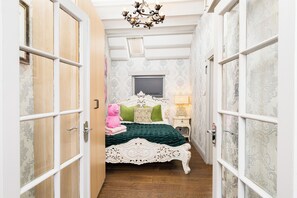 1 chambre, bureau, fer et planche à repasser, lit de bébé portatif
