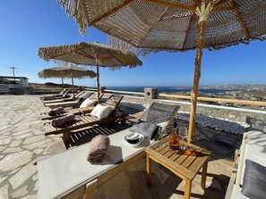Piscine extérieure (ouverte en saison), parasols de plage