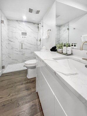 Een douche, een haardroger, handdoeken