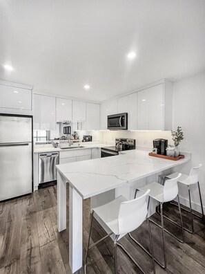 Réfrigérateur, micro-ondes, four, plaque de cuisson