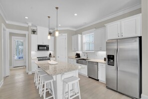 Een koelkast, een magnetron, een oven, een kookplaat